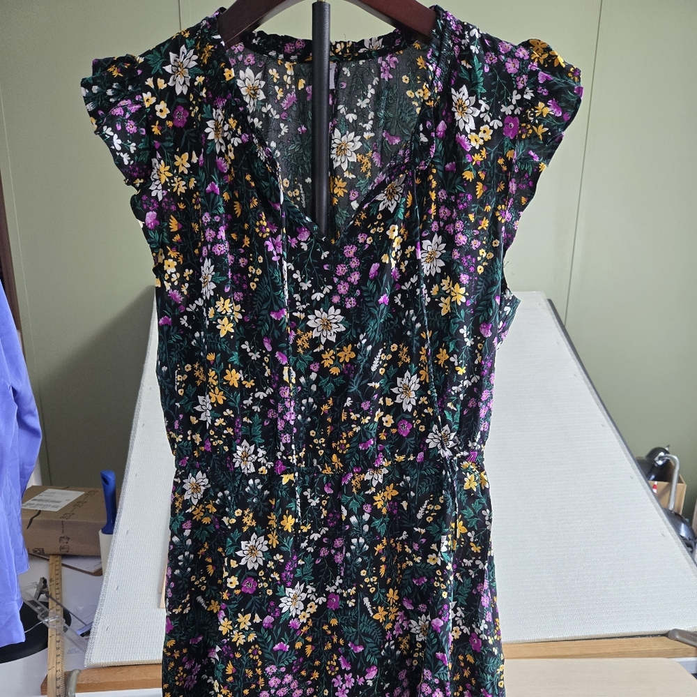 Women's Old Navy Sleeveless Ruffled Trim Floral Size Medium V Neck